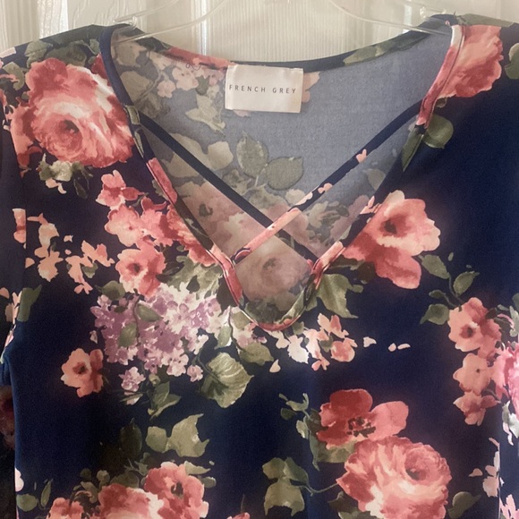 French gray criss cross top front floral blouse.Beautiful//lightweight.No Flaws. - Picture 2 of 8